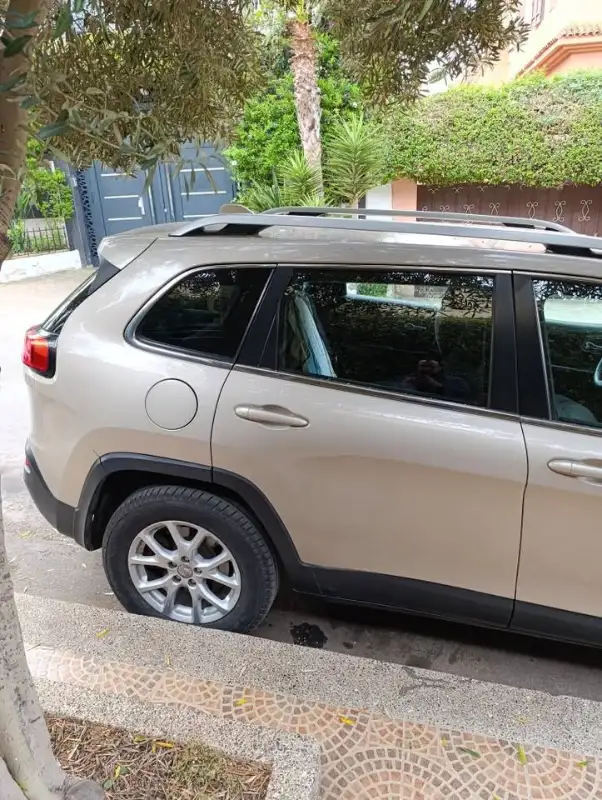 images-jeep-cherokee-voiture-d-occasion-06275